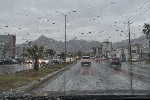 Cielo nublado y vientos fuertes aproximándose a la zona urbana del municipio de Delicias