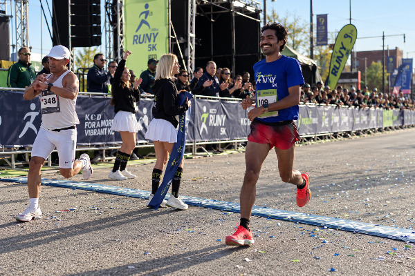 Atletas compitiendo y liderando el contingente durante el Maratón de Juárez