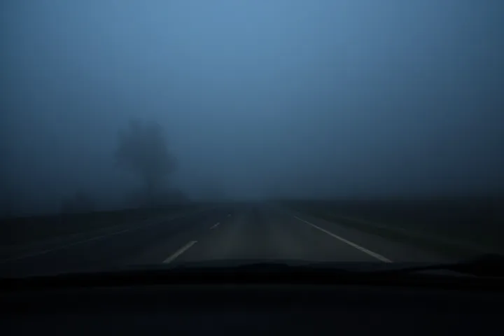 ¿Sabes cómo manejar sin riesgos cuando la visibilidad es casi nula? Aquí encontrarás las estrategias de conducción defensiva más efectivas para la niebla, avaladas por expertos en seguridad. ¡No esperes a estar en peligro, prep&árate ahora y conduce con confianza!