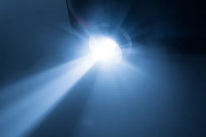 Conducir en niebla espesa es uno de los mayores desafíos. Nuestra guía te explica paso a paso cómo manejar sin riesgos, qué precauciones tomar y cómo reaccionar ante lo inesperado. ¡Protege tu vida y la de los demás! Haz clic para leer los consejos de seguridad vial.