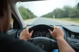 ¿Vas a comprar un coche seminuevo? Descubre las 10 cosas críticas que debes revisar, desde el historial del NIV hasta el color del humo del escape, para una compra segura y sin riesgos.