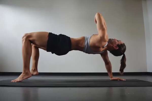 ¿Sientes la espalda rígida? Aprende a corregir el efecto croissant con ejercicios de fuerza y estiramientos clave para mejorar tu postura y ganar flexibilidad de forma natural.