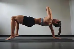 ¿Sientes la espalda rígida? Aprende a corregir el efecto croissant con ejercicios de fuerza y estiramientos clave para mejorar tu postura y ganar flexibilidad de forma natural.