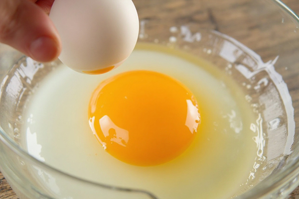 ¿Guardas los huevos en la puerta? Descubre por qué los cambios de temperatura acortan su vida y cómo el estante central es el lugar más seguro para tu salud hoy.