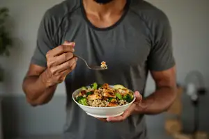Descubre por qué el pollo es el campeón en tu plato. Analizamos sus beneficios nutricionales, desde la ganancia de músculo hasta el control de peso, con base en datos de la USDA.