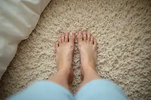 ¿Sabías que tus zapatos cargan más de 420,000 bacterias? Descubre por qué quitarse los zapatos al entrar a casa es el hábito que transforma tu salud y protege a tu familia hoy.