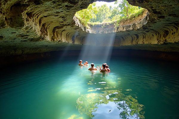 Aventura y naturaleza se unen en los cenotes cristalinos de Yucatán. Descubre los cinco imperdibles y aprende a visitarlos de forma segura y responsable.