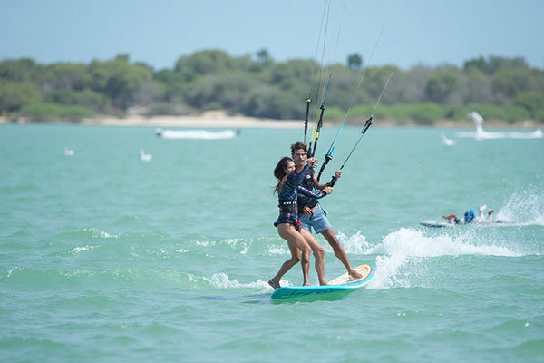 Desde Costa Dorada hasta el Caribe, descubre dónde hacer kitesurf en México con las mejores condiciones y recomendaciones de experto.