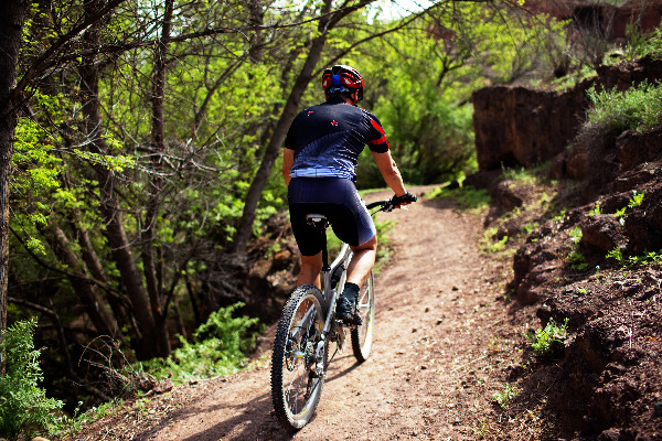 Ciclistas de montaña participando en una competencia deportiva en una ruta de tierra