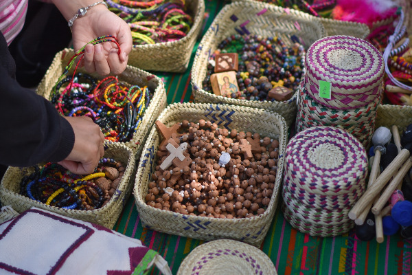 Intercambian alimentos por artesanías rarámuri en la Tarahumara