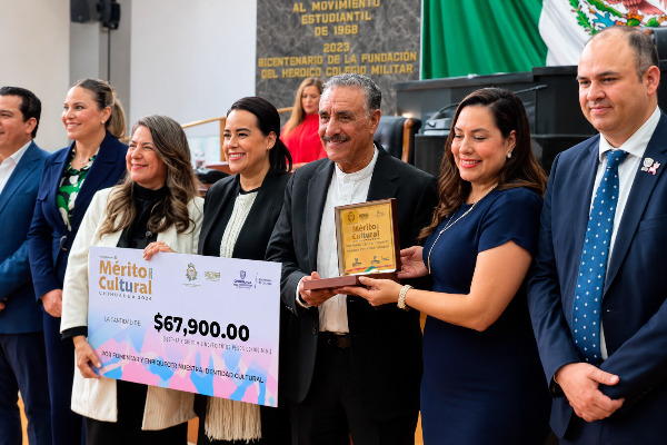 Premian con medalla cultural a Tito Villalobos