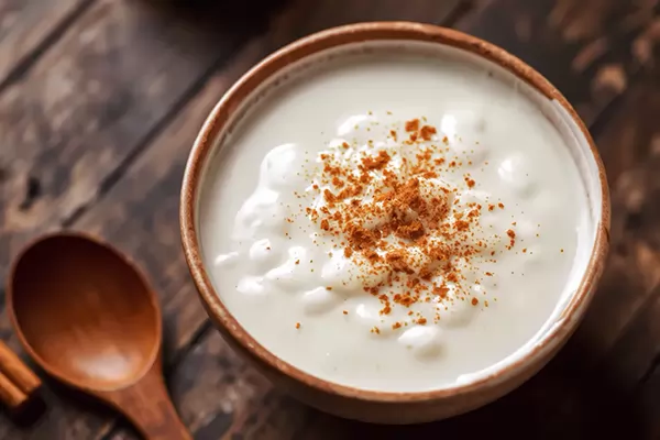 ¿Buscas un postre clásico que nunca falla? Aprende cómo preparar arroz con leche suave y meloso.
