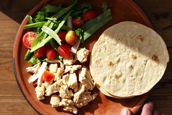 ¿Amante de las tortillas? Aprende cuántas tortillas de maíz es sano comer al día sin afectar tu peso. Consejos de nutrición, datos sobre la nixtamalización y recomendaciones para diabéticos.