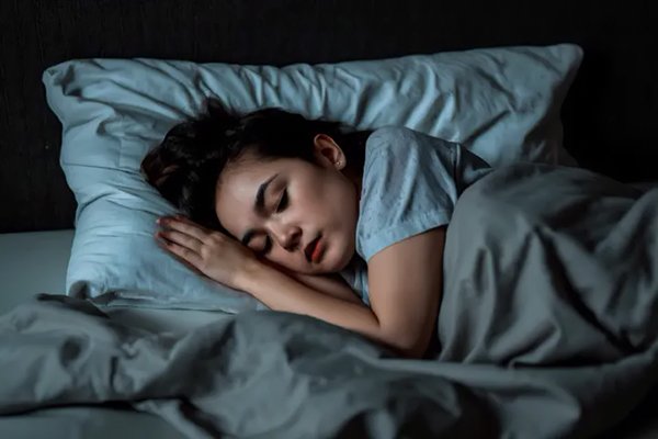 ¿Duermes menos de 6 horas? Podrías estar aumentando tu colesterol sin saberlo. Aquí te explicamos cómo afecta el sueño a tu salud.