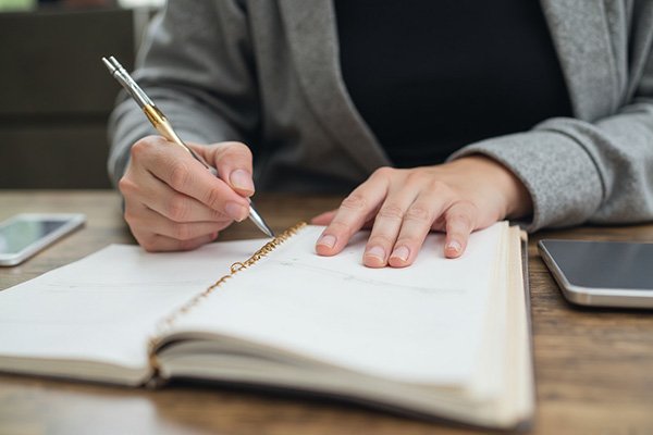 ¿Qué tienen en común las personas exitosas? La puntualidad. Descubre qué significa este rasgo y cómo puedes cultivarlo para demostrar tu compromiso y confiabilidad.